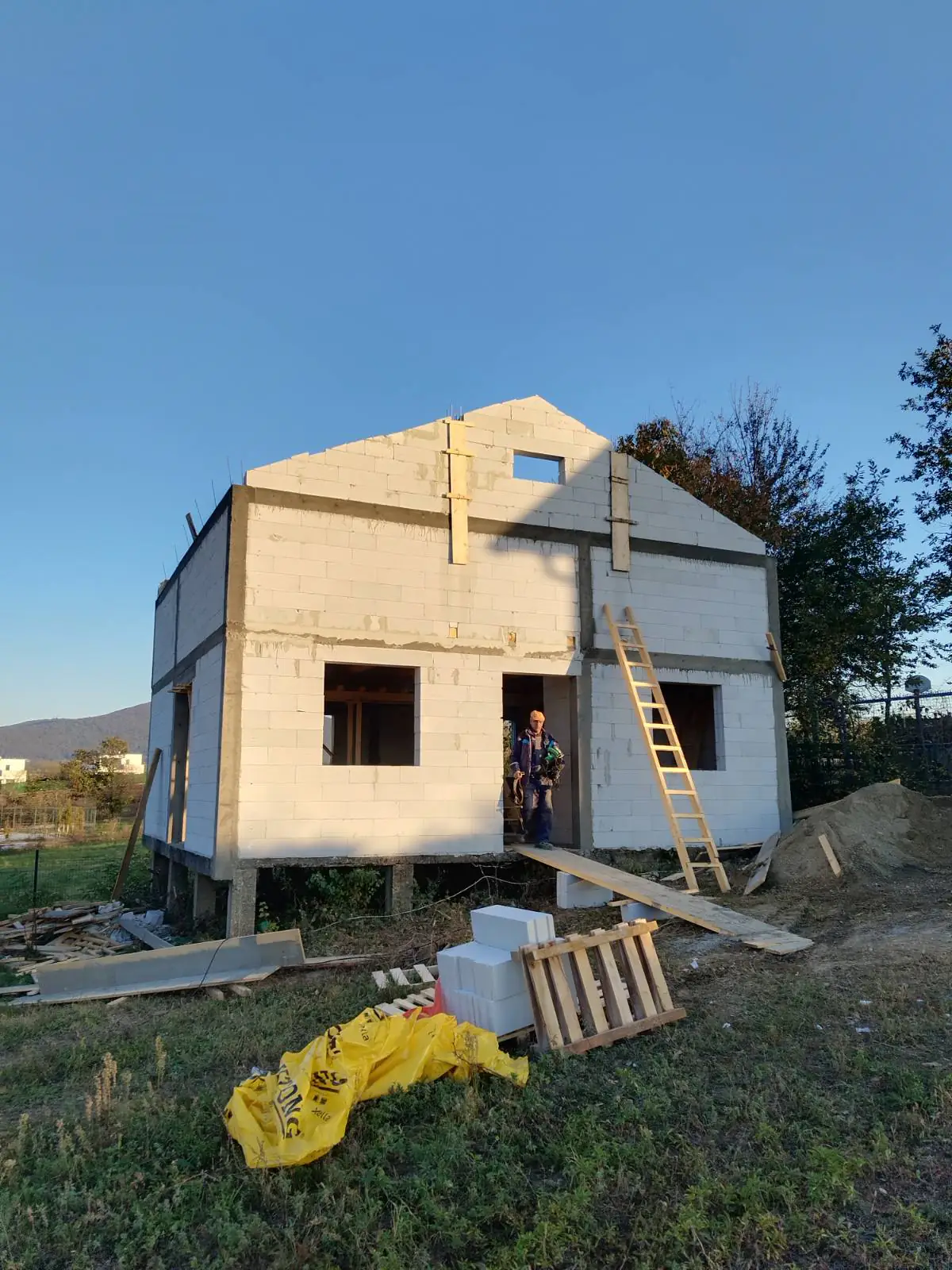 Kuća u izgradnji od temelja do krova, fotografija 3